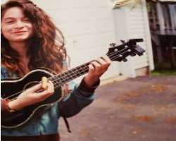 In addition to acting, she is also interested in music and can play the ukulele.